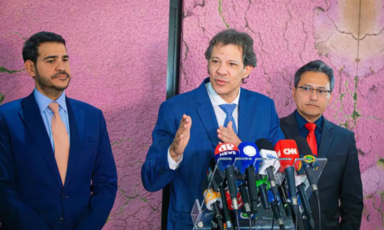 O ministro da Fazenda Fernando Haddad e o secretario especial da Receita Federal Robinson Barreirinhas