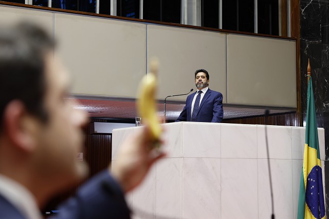 Dep mineiros ironizam Zema comendo banana com casca 13 2 25 Alexandre netto Balcao News