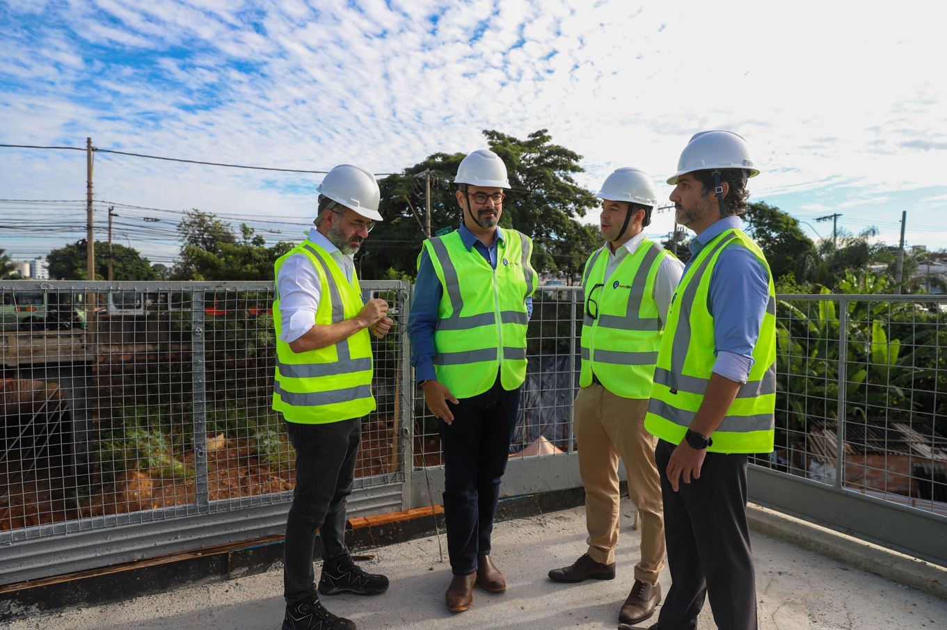 O vice governador Mateus Simoes inspecionando o andamento das obras de expansao de metro de BH