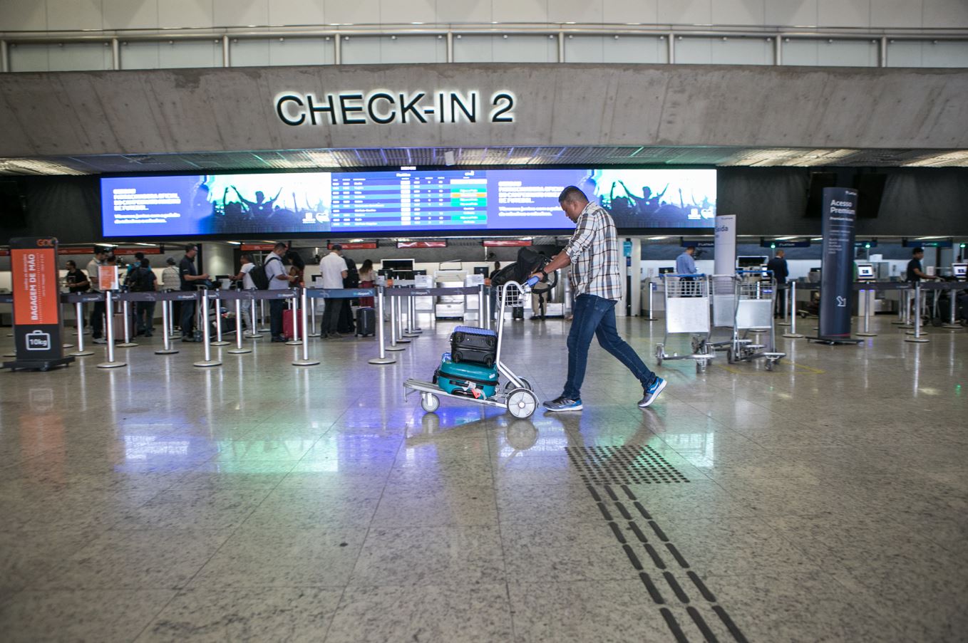 passageiros no aeroporto de Confins