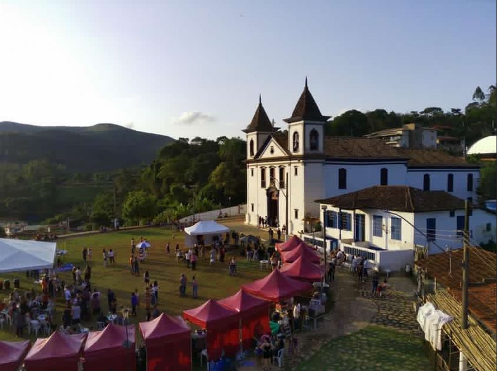 a Feirinha do Morro oferece artesanato e gastronomia sendo um empreendimento coletivo colaborativo e comunitario dos produtores do Morro Vermelho