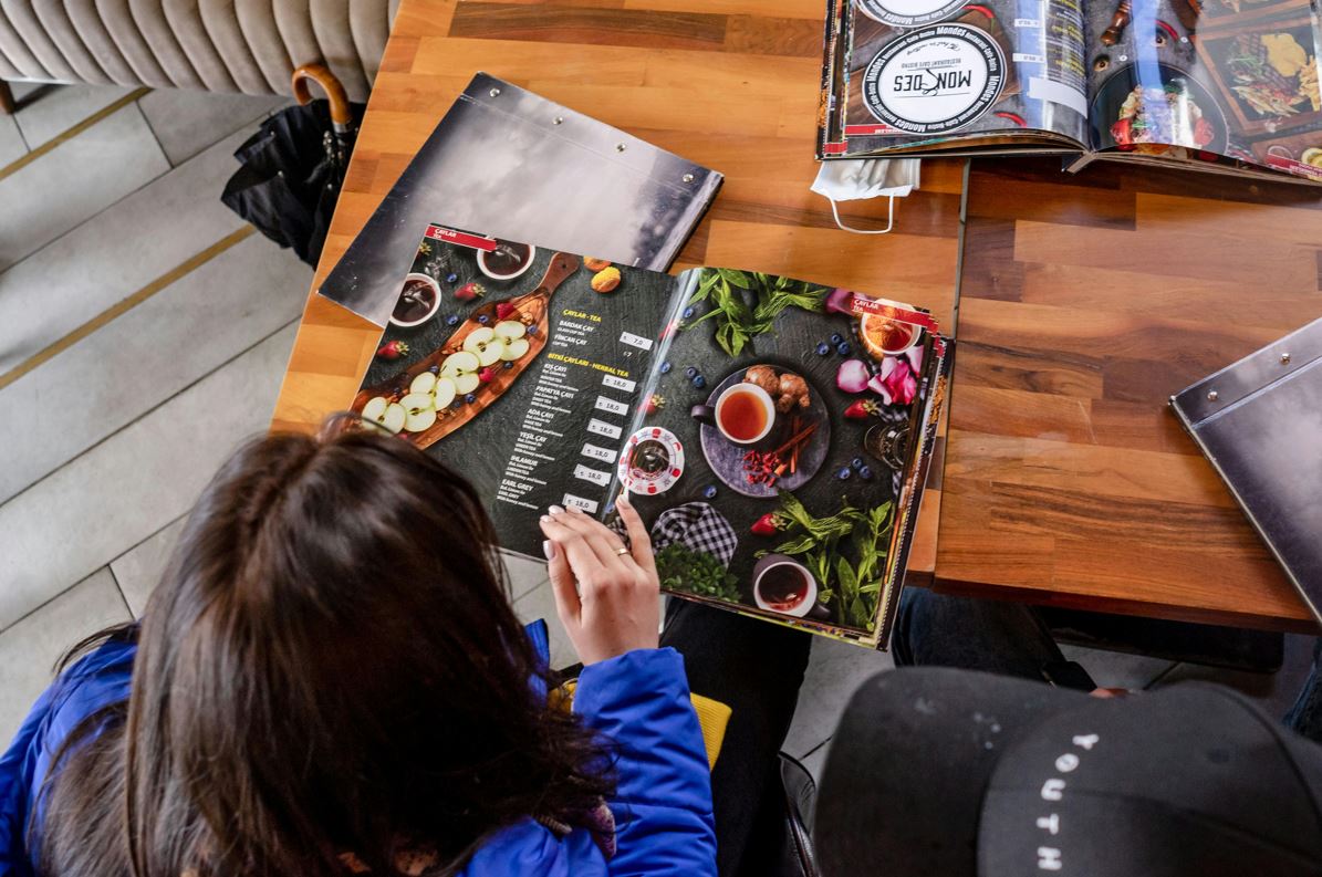 Cardapio fisico em cima da mesa