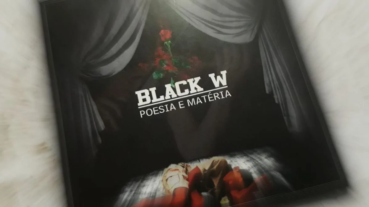 Capa do álbum “Poesia e Matéria”, de Black W — a arte gráfica exibe uma rosa vermelha em destaque entre cortinas escuras, simbolizando lirismo em meio à dureza da realidade. No primeiro plano, uma figura deitada em um cenário sombrio evoca temas de vulnerabilidade e resistência, refletindo a profundidade poética e crítica social presente nas composições do artista mineiro.