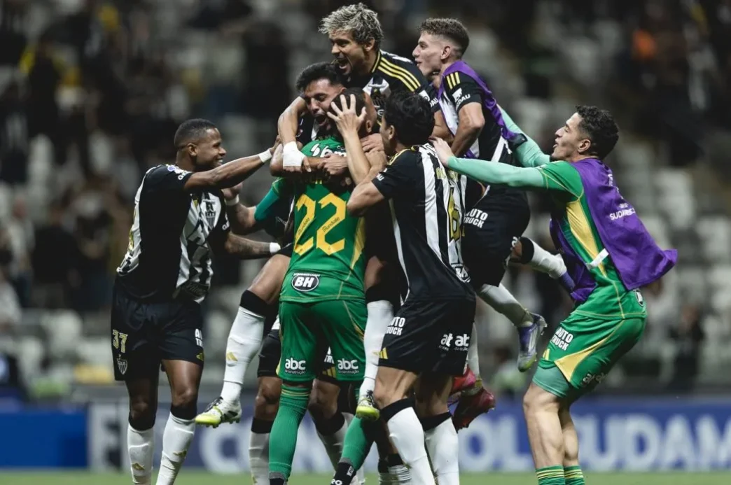 Jogadores do Atlético Mineiro comemoram intensamente a classificação às oitavas de final da Copa Sul-Americana 2025, após vitória nos pênaltis sobre o Atlético Bucaramanga, na Arena MRV, em Belo Horizonte.