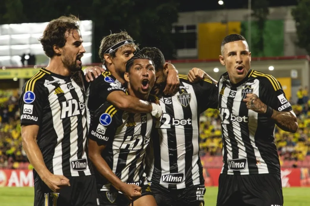 Jogadores do Atlético Mineiro comemoram gol decisivo contra o Bucaramanga pela Copa Sul-Americana, vestindo o uniforme alvinegro tradicional, em partida disputada na Colômbia.
