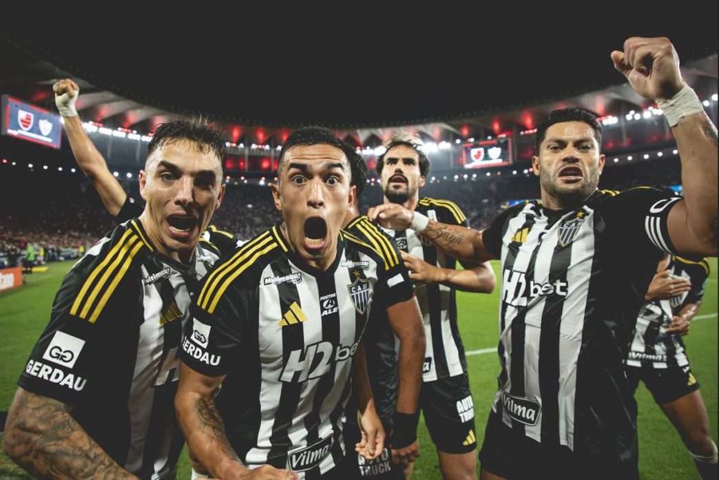 Jogadores do Atlético Mineiro comemoram efusivamente o gol de Tomás Cuello contra o Flamengo, em partida válida pelas oitavas de final da Copa do Brasil, no Maracanã. A imagem captura a expressão de emoção e intensidade dos atletas, com destaque para Cuello, no centro, rodeado por companheiros como Hulk e outros jogadores alvinegros, diante de um estádio lotado.