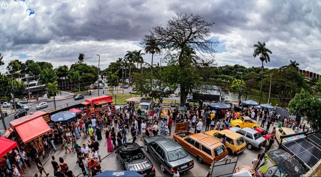 Multidão prestigia evento de carros antigos em Belo Horizonte, com exposição de veículos clássicos, food trucks coloridos, clima familiar e céu nublado no Parque das Mangabeiras, durante o maior encontro de antigomobilismo de Minas Gerais.