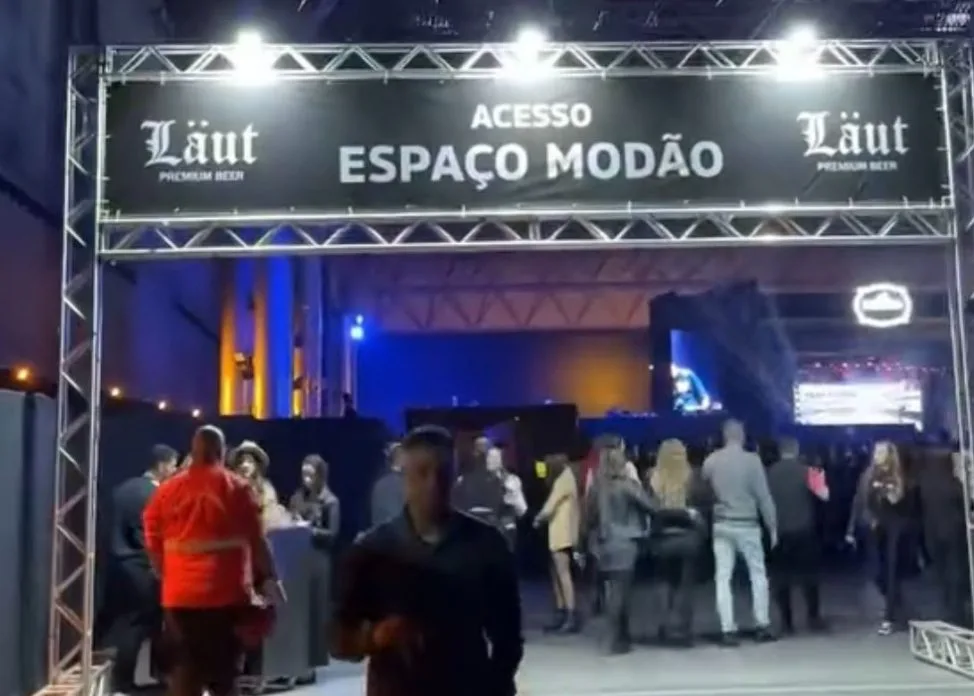 Público acessa o Espaço Modão no evento Modão Mangalarga Marchador, com estrutura premium e identidade visual da Läut Beer no Pavilhão Expominas em Belo Horizonte.