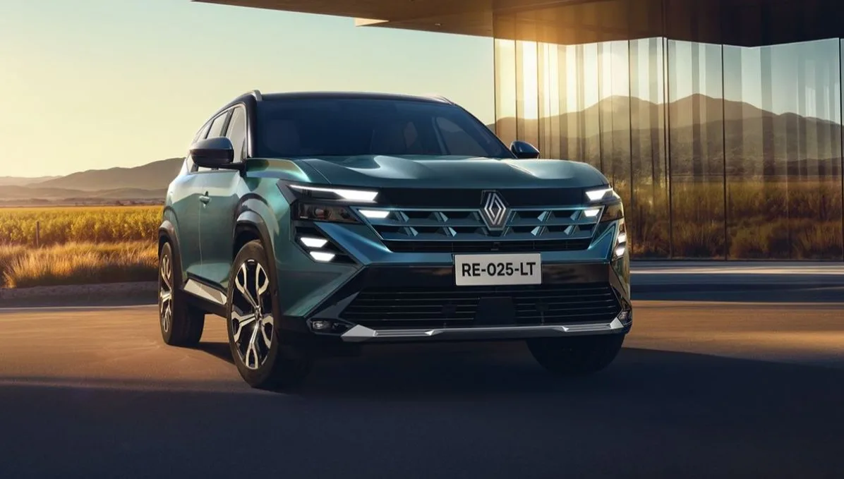 Renault Boreal 2025 visto de frente em ambiente natural ao entardecer, SUV azul metálico com rodas aro 19 e assinatura luminosa em LED.