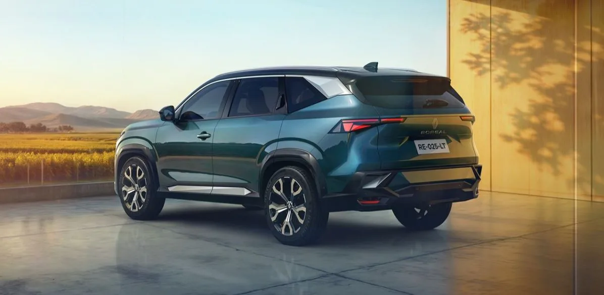 Traseira do Renault Boreal 2025 em ambiente externo ao pôr do sol, exibindo lanternas em LED em formato de flecha e design musculoso.