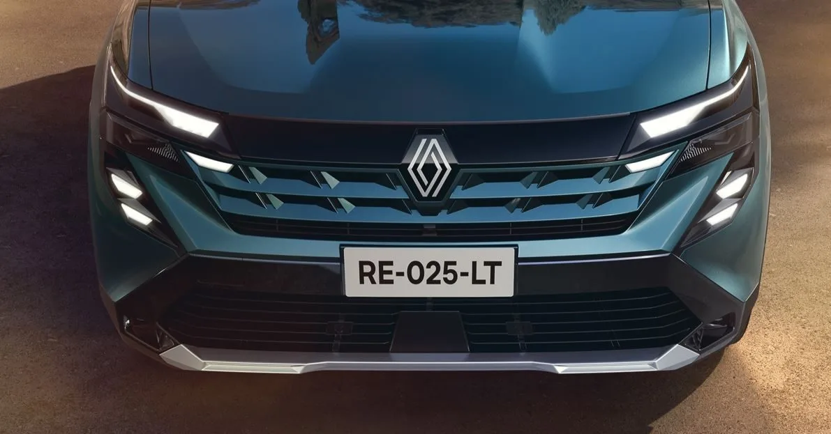 Detalhe frontal do Renault Boreal 2025 com grade aerodinâmica em preto brilhante, faróis full-LED em formato de flecha e logo Nouvel’R.