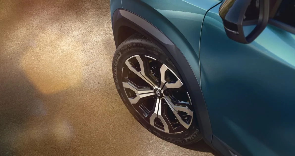Detalhe da roda de liga leve diamantada do Renault Boreal 2025 com pneus Michelin Pilot Sport 4 S, destacando acabamento refinado.