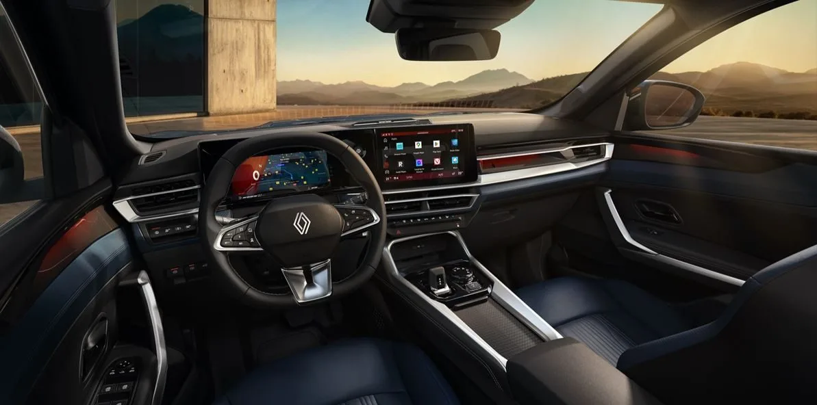 Interior do Renault Boreal 2025 com volante multifuncional, painel digital duplo OpenR, acabamento sofisticado e iluminação ambiente em LED.
