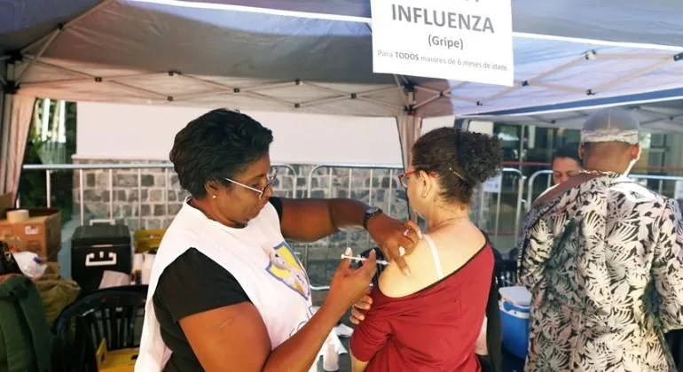 Vacinacao contra gripe domingo 26 7 25 Adao de Souza balcao news