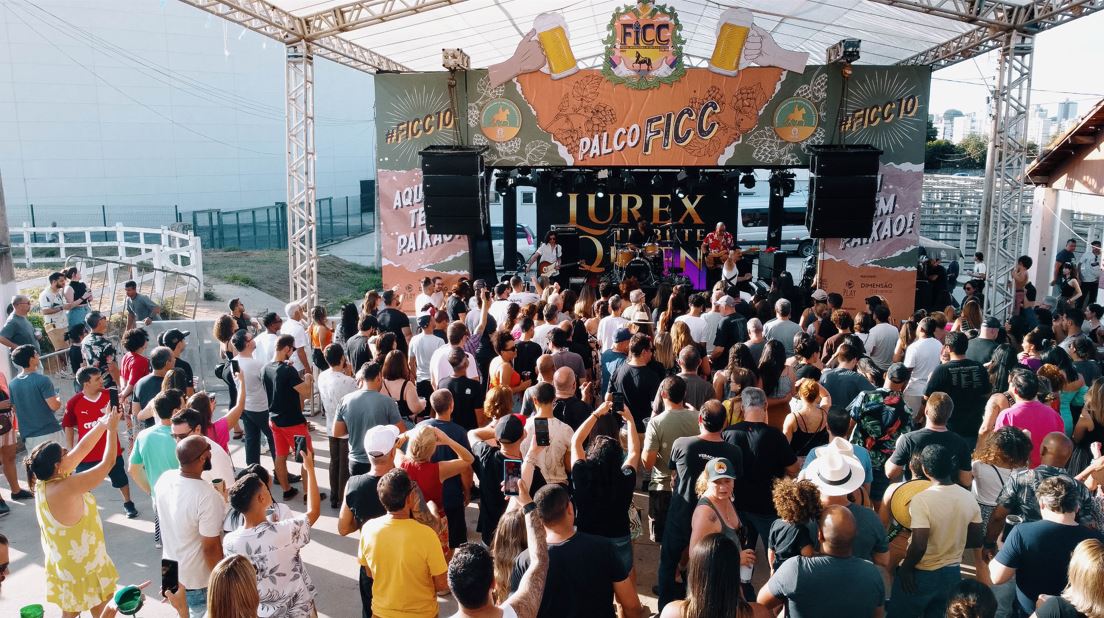 Público vibrante lota a área em frente ao Palco FICC durante show da banda Lurex, em homenagem ao Queen, no Festival Internacional de Cerveja e Cultura em Belo Horizonte.