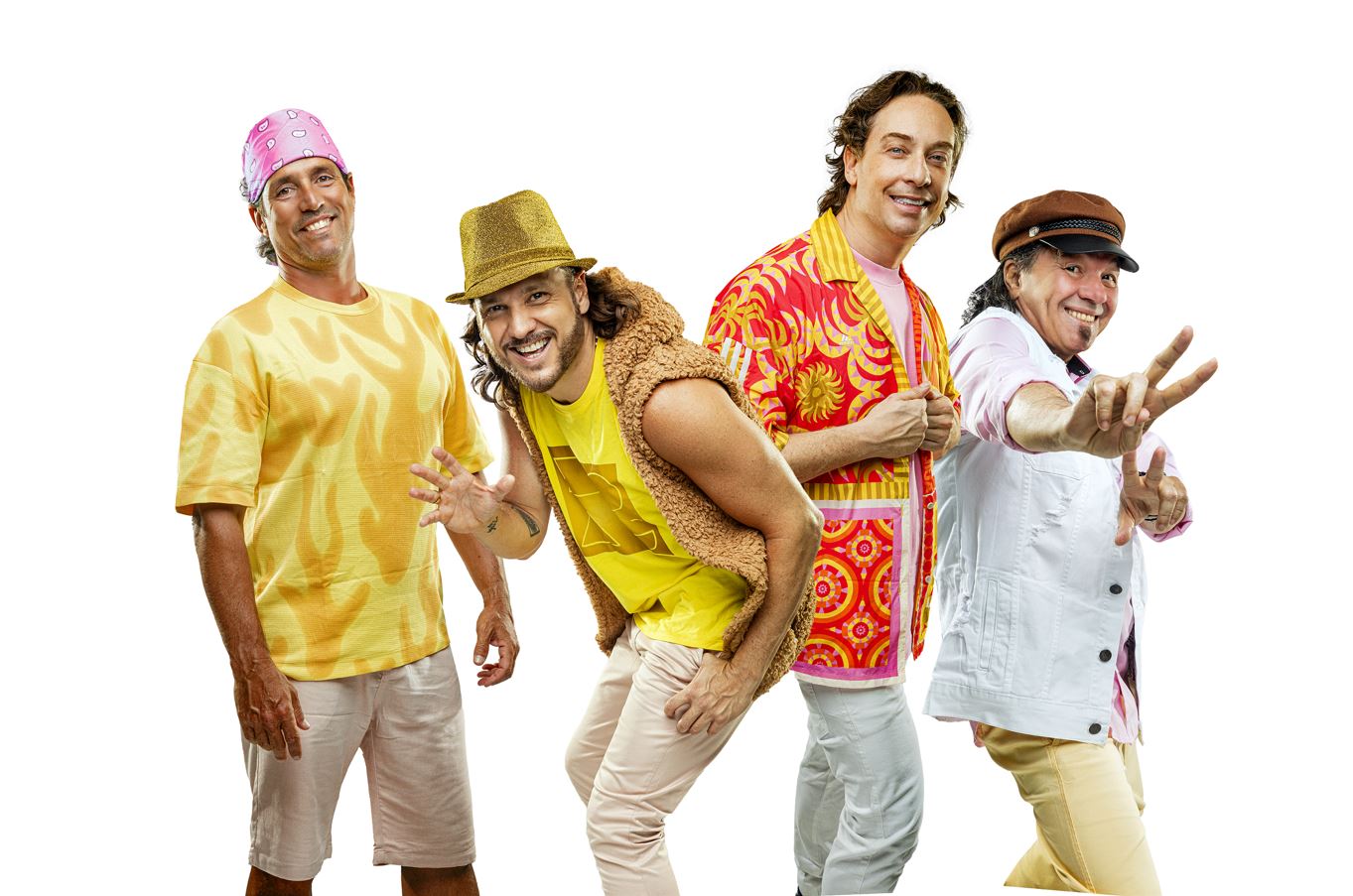 Integrantes da banda Falamansa posam sorridentes com roupas coloridas e descontraídas, representando o estilo alegre e vibrante do grupo.