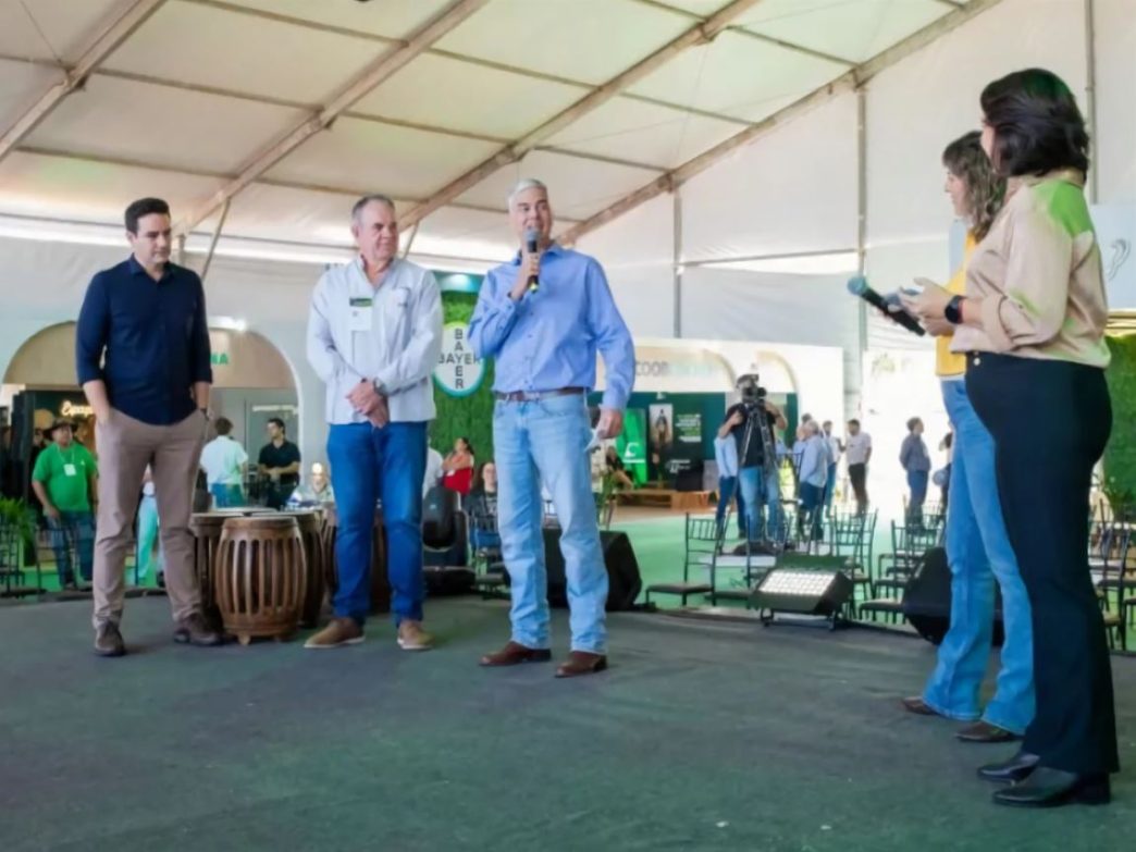 Palestrantes e organizadores da Megacana360 2025 em um palco 360° conversam diante do público, sob grande estrutura coberta, durante painel sobre o futuro do agronegócio.