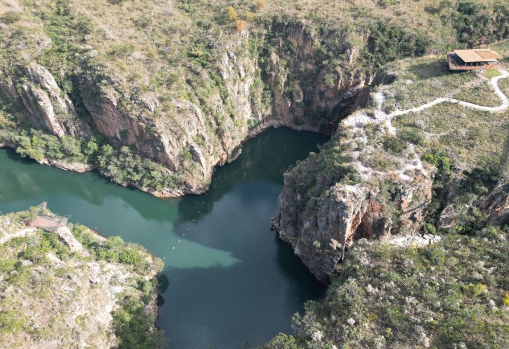 Imagem de montanhas rochosas no Lago de Furnas em Minas Gerais.