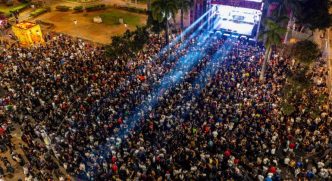 Palco com show e grande presença de público no hipercentro de Belo Horizonte