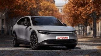 SUV elétrico Zeekr 7X em destaque em rua arborizada no outono, com design moderno, pintura prata metálica e rodas esportivas.