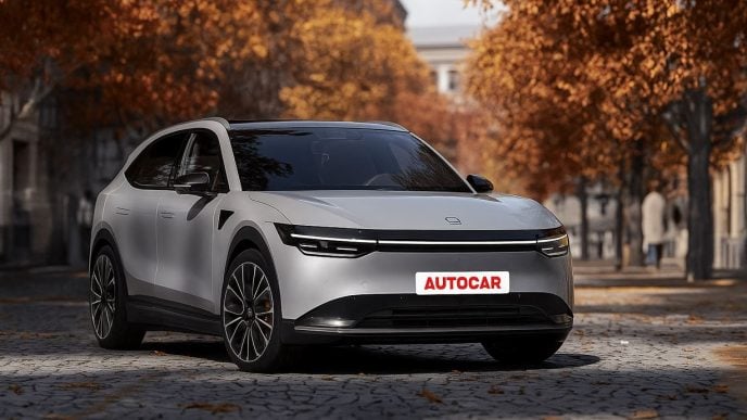 SUV elétrico Zeekr 7X em destaque em rua arborizada no outono, com design moderno, pintura prata metálica e rodas esportivas.
