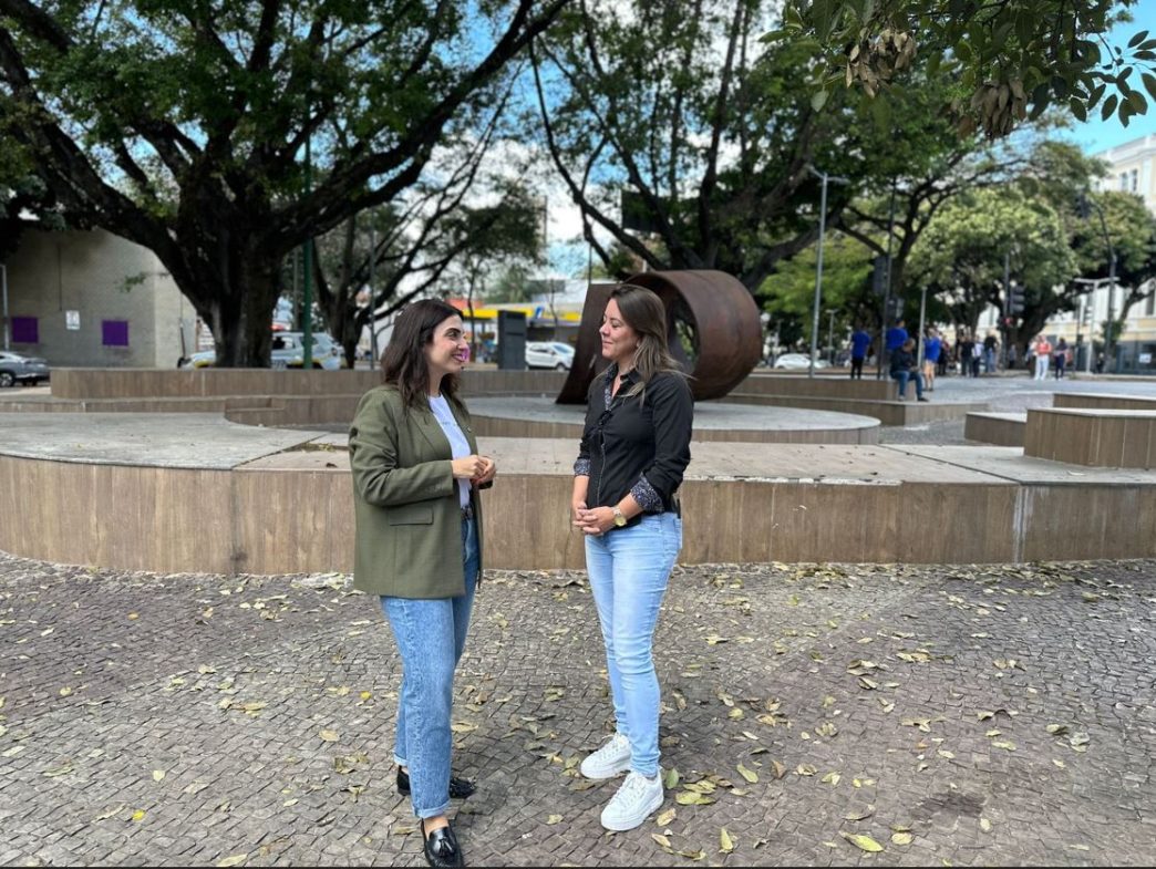 Vereadora Marcela Trópia conversa com a empreendedora Alice Souza Bento durante visita à Praça João Pessoa, em Belo Horizonte, para discutir o Projeto de Lei que propõe a modernização das normas para atuação de food trucks na cidade.