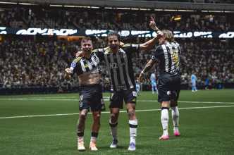 Jogadores do Atlético Mineiro comemoram gol decisivo diante da torcida, com Bernard e Igor Gomes vibrando intensamente na Arena MRV.