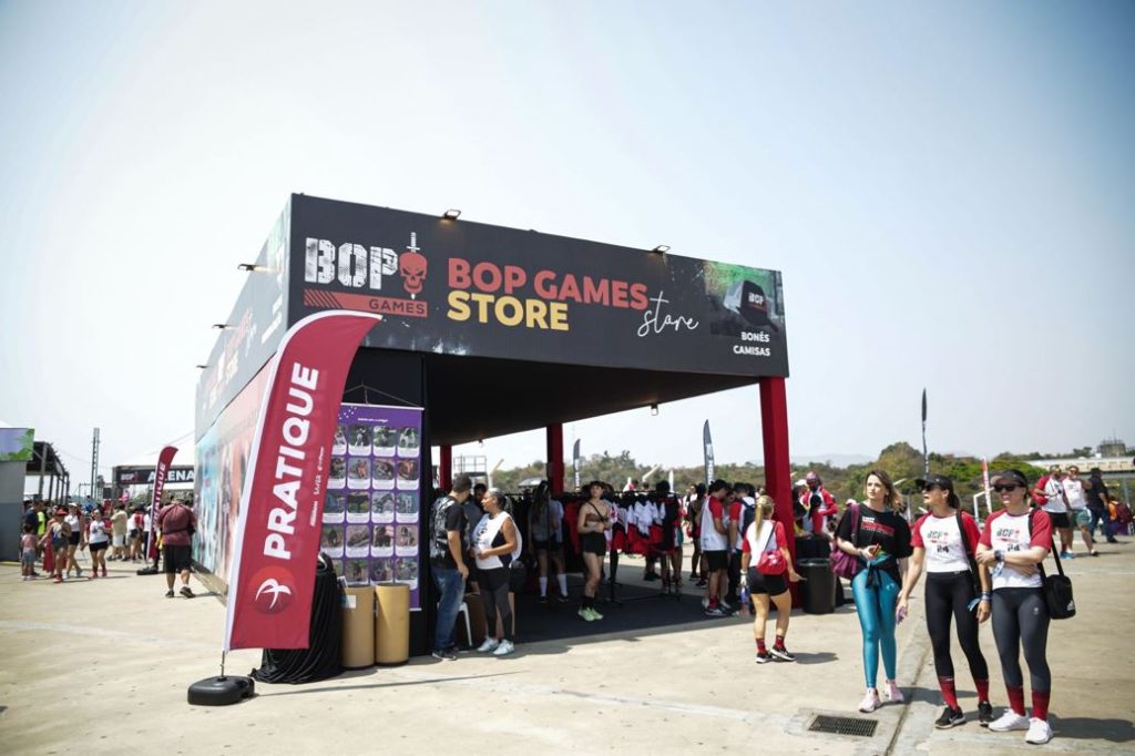 Público circula e faz compras na loja oficial Bop Games Store, montada ao ar livre durante o evento no Mineirão, em Belo Horizonte.