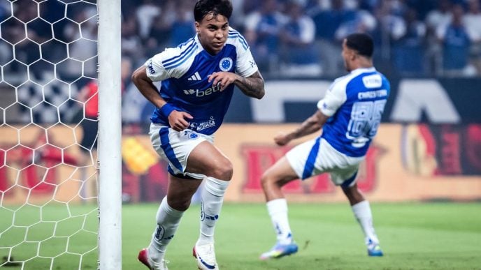 Atacante Kaio Jorge, do Cruzeiro, corre para comemorar gol marcado contra o Atlético Mineiro durante partida no Mineirão pela Copa do Brasil 2025.