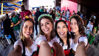 Visitantes em trajes típicos alemães celebram a Oktoberfest Beagá com alegria e muita animação no Parque das Mangabeiras.