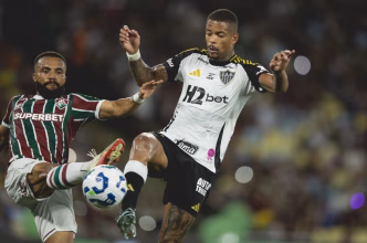 Jogador do Fluminense disputa bola com atleta do Atlético-MG durante partida no Maracanã pelo Brasileirão 2025.