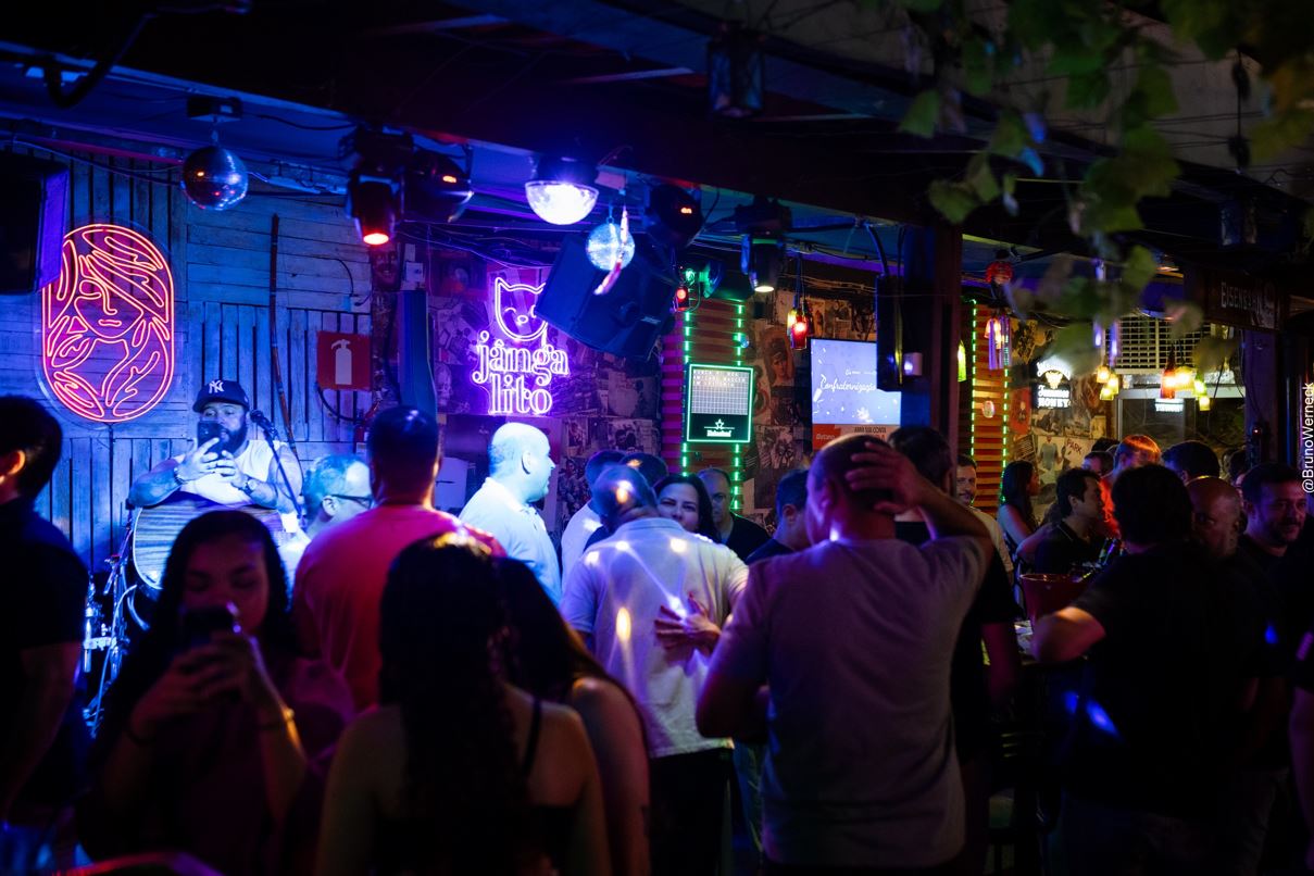 Público animado em noite de paquera e música no Jângal, com iluminação vibrante e ambientação descontraída em Belo Horizonte.