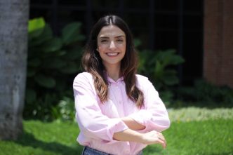 Vereadora Marcela Trópia sorri com os braços cruzados durante visita institucional a municípios do interior de Minas Gerais.