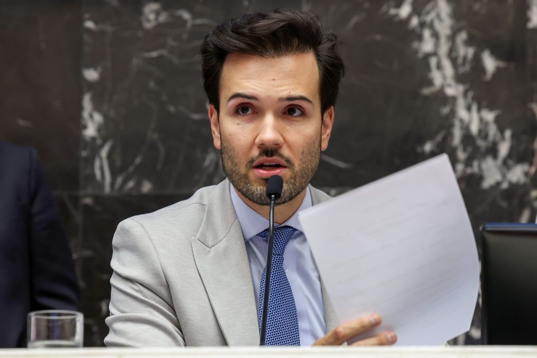 Almg aprova em 1 turno concessao de terras publicas para empresas estrangeiras. William Dias