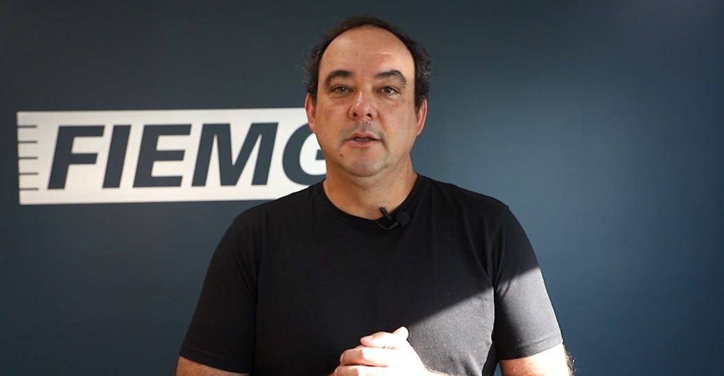 Presidente da FIEMG, Flávio Roscoe, durante declaração sobre a nova Lei de Licenciamento Ambiental, em frente ao logotipo da entidade.
