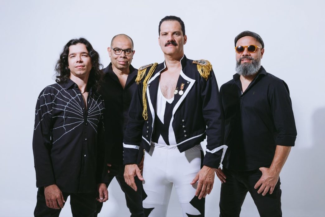 Integrantes da banda Lurex posam para foto promocional; vocalista ao centro veste figurino inspirado em Freddie Mercury.