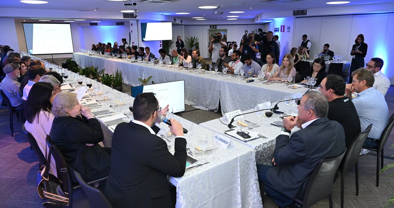 Vista ampla de reunião com lideranças empresariais, jornalistas e representantes da FIEMG durante a apresentação do balanço econômico de 2025.