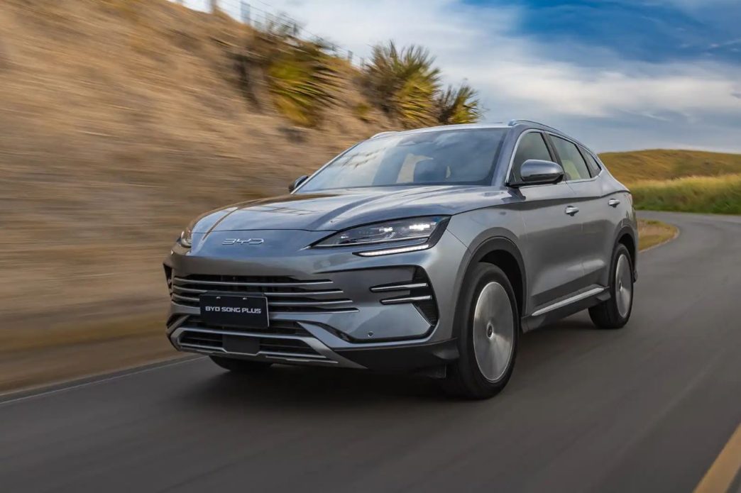 SUV BYD Song Plus 2026 em movimento em estrada sinuosa, exibindo novo design frontal com faróis em LED e rodas de liga leve aro 19.
