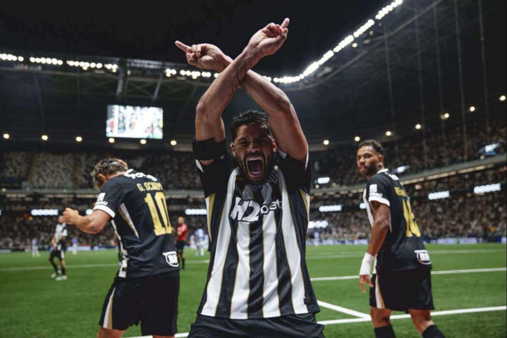 Jogador do Atlético Mineiro comemora com braços erguidos após marcar golaço na virada sobre o Cruzeiro, na Arena MRV, pelo Campeonato Mineiro.