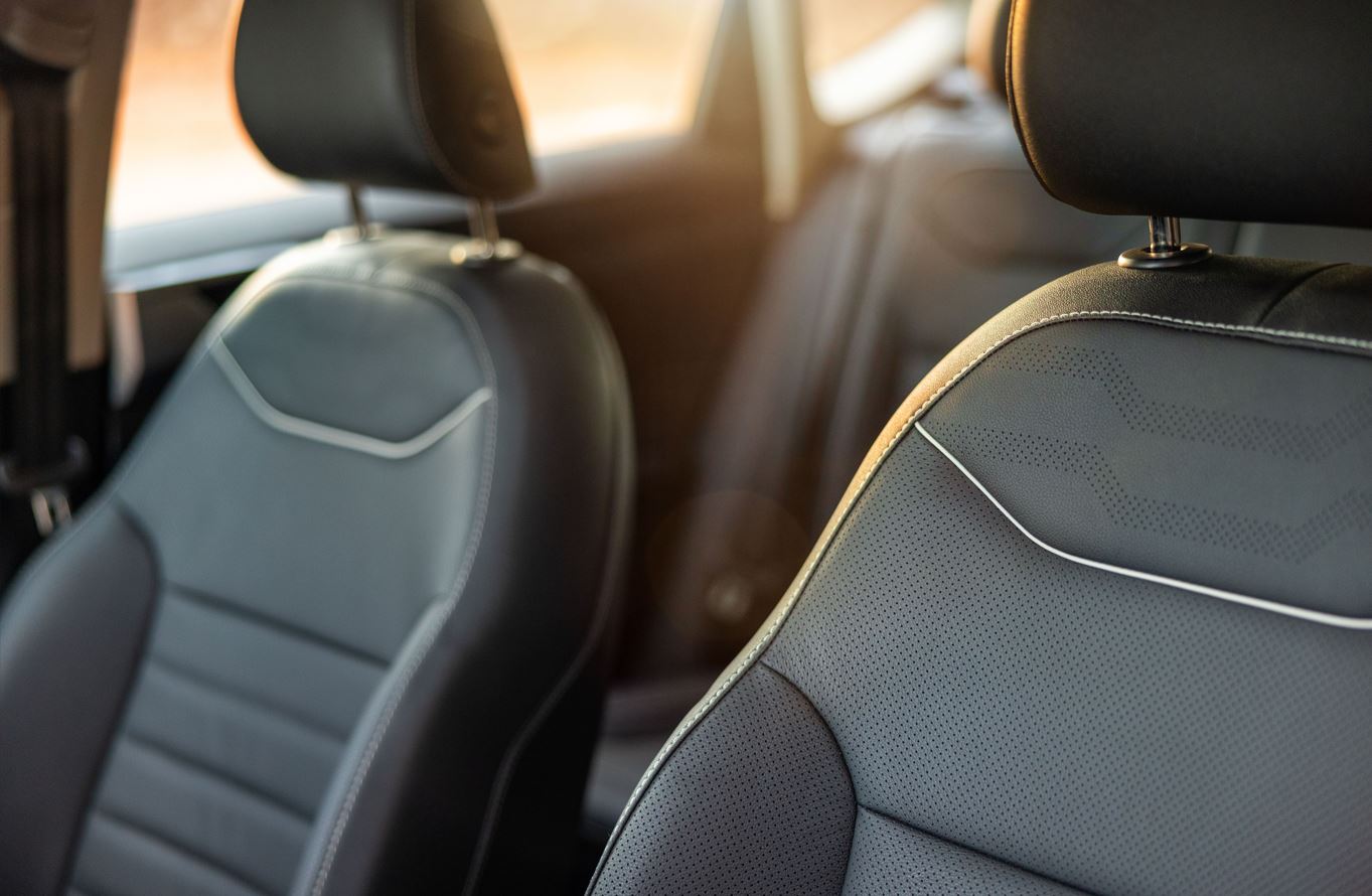 Detalhe dos bancos dianteiros do Volkswagen Taos 2026 com revestimento premium em couro, costuras contrastantes e acabamento refinado.