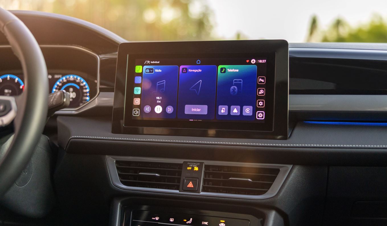 Central multimídia VW Play Connect do Volkswagen Taos 2026 exibindo funções de rádio, navegação e telefone com conectividade total.