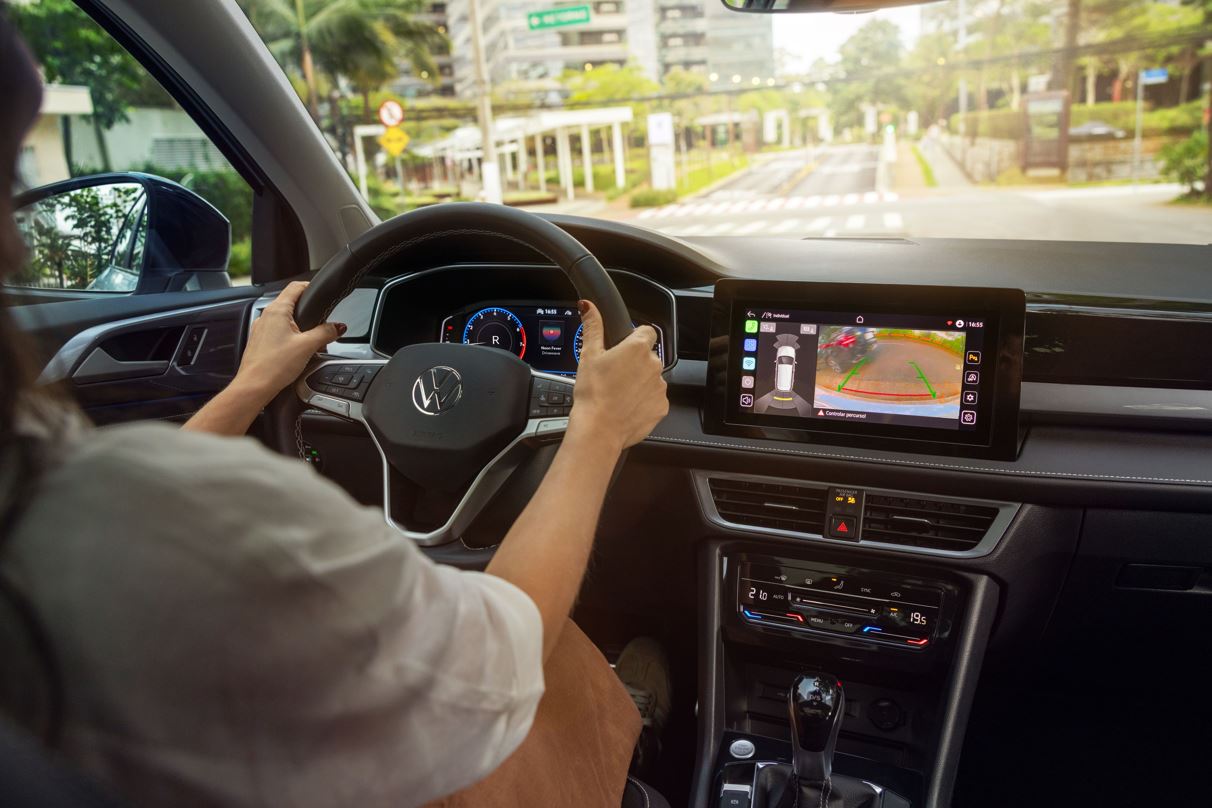 Painel do Volkswagen Taos 2026 com display digital, central multimídia ativa com câmera de ré e ar-condicionado digital dual zone.