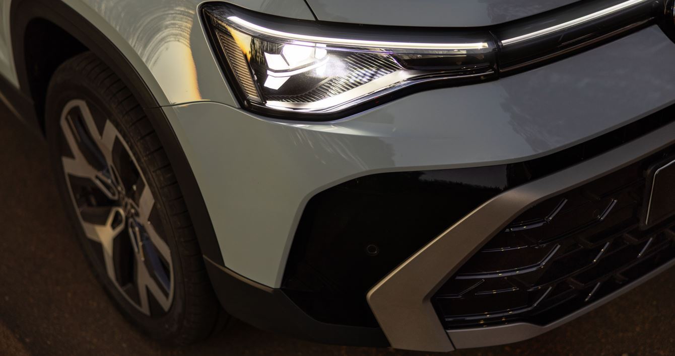 Detalhe do farol IQ.Light em LED e roda de liga leve do Volkswagen Taos 2026, destacando design moderno e acabamento refinado.
