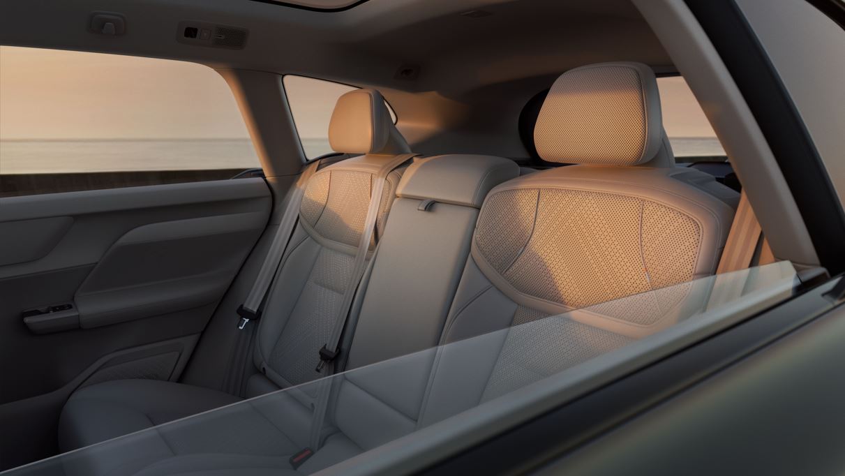 Assentos traseiros do Volvo EX60, revestidos em material premium claro, com encostos ergonômicos e cintos de segurança integrados.