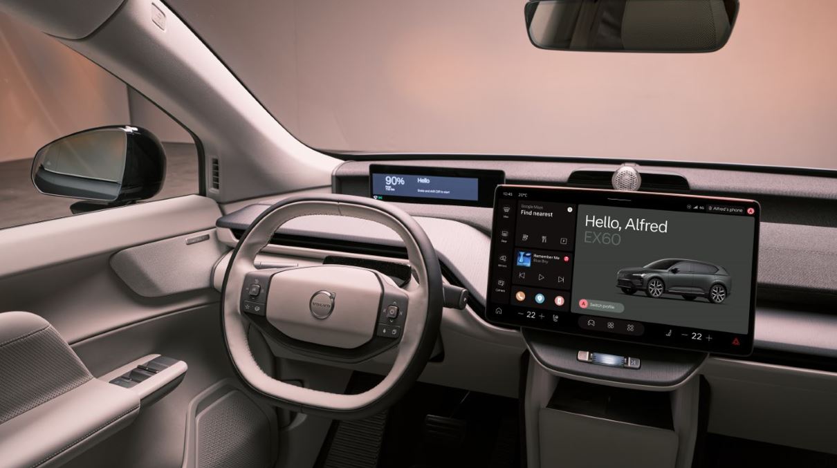 Painel de instrumentos do Volvo EX60, com volante multifuncional, display digital para o motorista e central multimídia com assistente de IA.