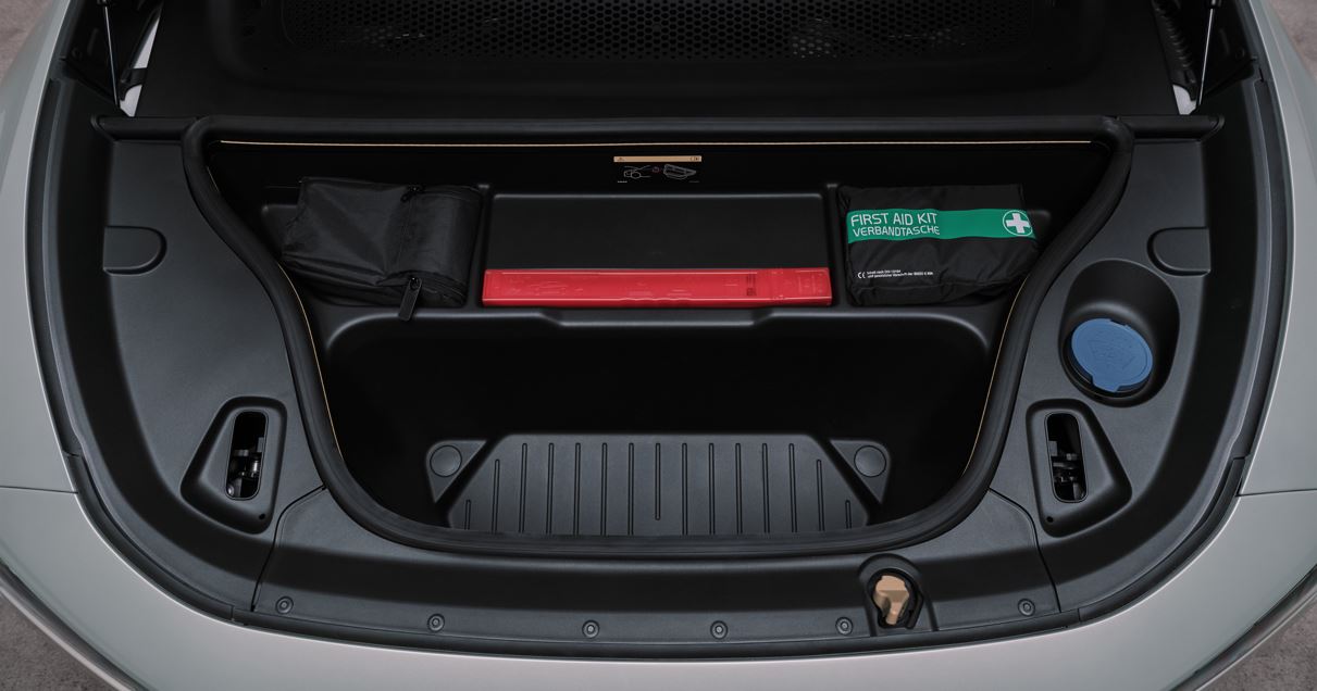 Porta-malas dianteiro do Volvo EX60 com compartimentos organizados, kit de primeiros socorros, triângulo de segurança e itens de emergência.