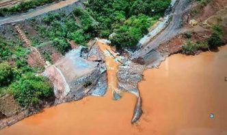 Imagem aérea mostra vazamento de sedimentos com água barrenta de área mineradora da Vale atingindo curso d’água em região florestal.