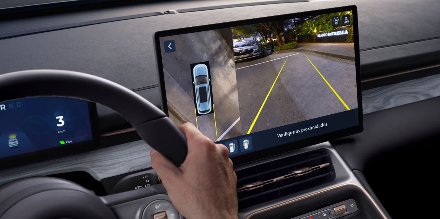 Central multimídia do Chevrolet Captiva EV exibindo câmera 360° com linhas de guia, integrada ao painel digital e sistemas de assistência à condução.