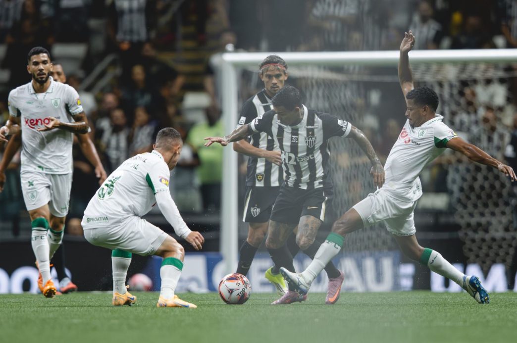 Atacante do Atlético tenta driblar três jogadores do América dentro da área na Arena MRV, em lance intenso da semifinal do Campeonato Mineiro, em Belo Horizonte.