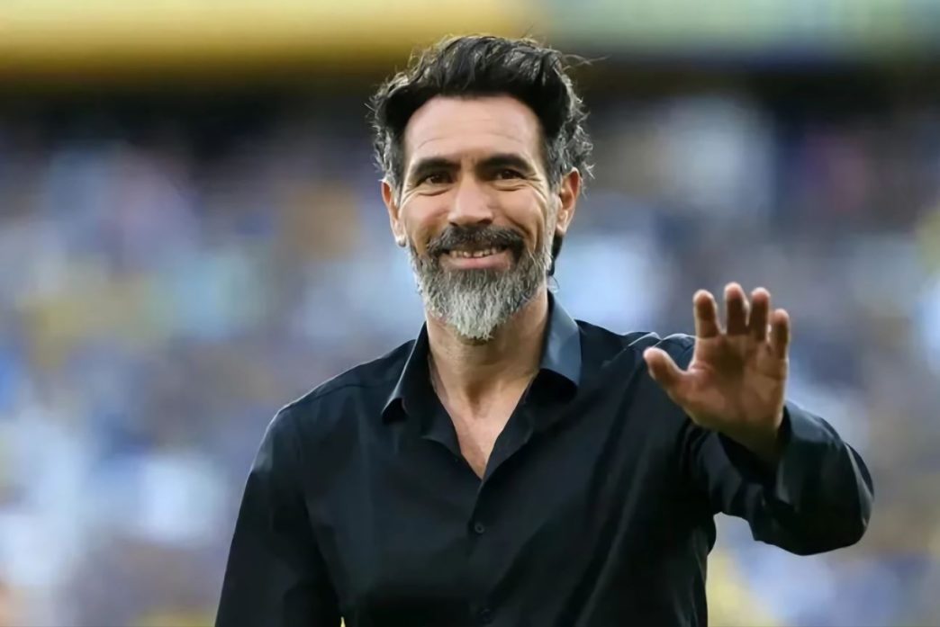 Eduardo Domínguez sorri e acena para a torcida em estádio, novo técnico do Atlético Mineiro, durante apresentação oficial.